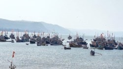 रायगड : हर्णे बंदरातील नौका वादळापूर्वी सुरक्षित स्थळी; मासेमारी उद्योग ठप्प