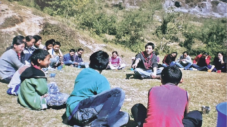 तरुवर बीजापोटी : माणसांना जोडणारं शिक्षण