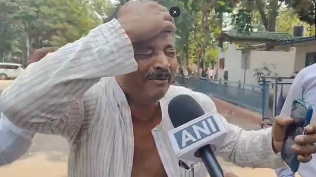 Madan-Shah-cries-outside-Lalu-Yadav-house
