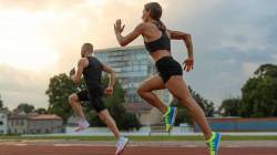 Workout Tips : ट्रेडमिलवर धावणे चांगले की बाहेर? फिट राहण्यासाठी काय आहे फायदेशीर? वाचा!
