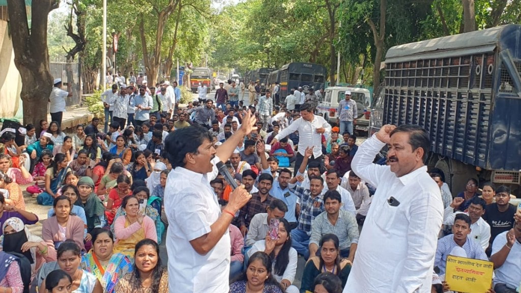 Educated trainee Eknath Shinde in Thane under the leadership of Youth Work Trainee Assistant Association