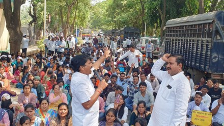 Educated trainee Eknath Shinde in Thane under the leadership of Youth Work Trainee Assistant Association