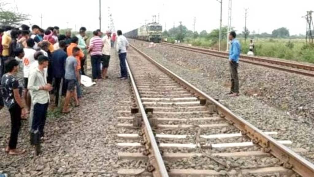 Youth dies in train accident while making reel buldhana news Youth dies in train accident while making reel buldhana news