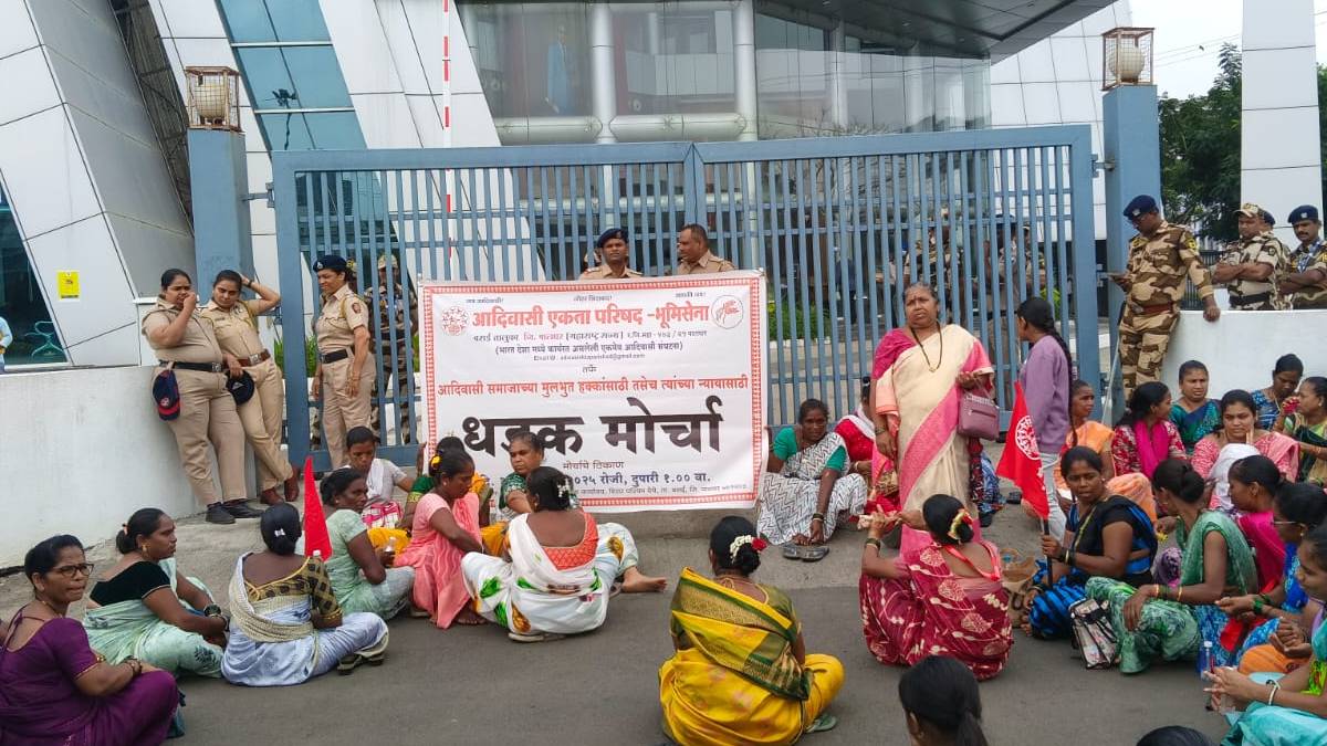 विविध मागण्यांसाठी आदिवासी बांधवांचा वविशमपा मुख्यालयावर धडक मोर्चा विविध मागण्यांसाठी आदिवासी बांधवांचा वविशमपा मुख्यालयावर धडक मोर्चा