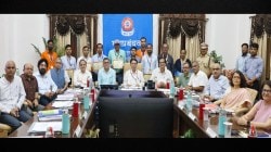 मध्य रेल्वेवरील लोकल अपघात रोखणाऱ्या मोटरमनचा सत्कार; महाव्यवस्थापकांकडून मध्य रेल्वेच्या ११ कर्मचाऱ्यांना सुरक्षा पुरस्कार प्रदान