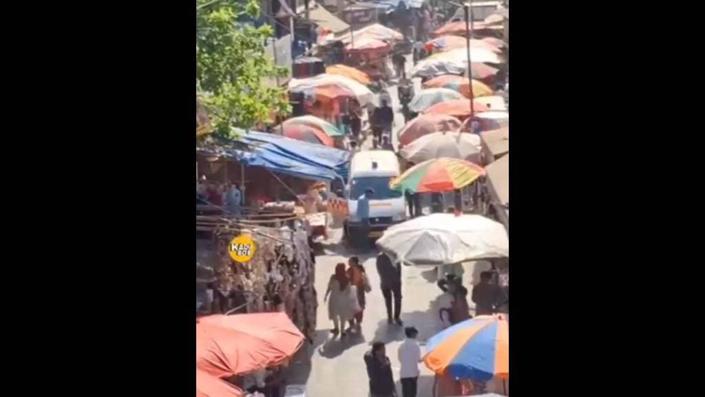 ambulance was stuck near Dombivli railway station due to encroachment by hawkers