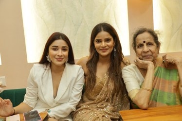 अर्चना गौतमच्या कॅफेचं उषा नाडकर्णींनी केलं उद्घाटन