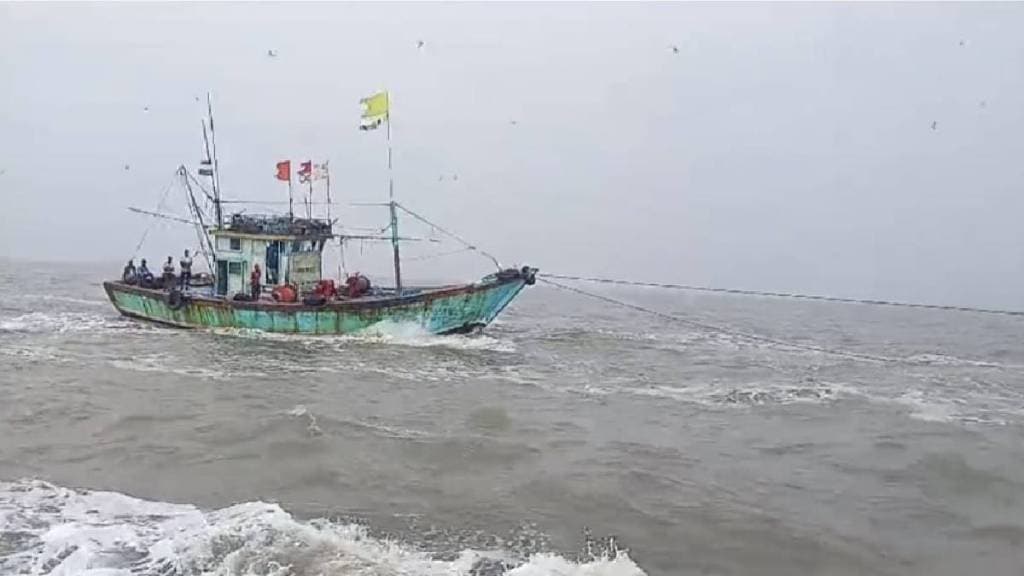 Mumbai boat stranded in Arnala sea due to engine failure rescued with the help of Coast Guard and local fishermen Mumbai boat stranded in Arnala sea due to engine failure rescued with the help of Coast Guard and local fishermen