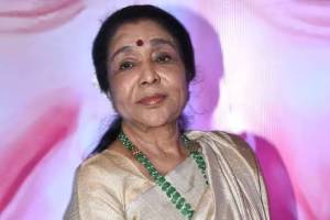 Asha Bhosle health update Mumbai hospital | Veteran singer Asha Bhosle admitted Breach Candy | Asha Bhosle age and health condition | Marathi news live updates Asha Bhosle