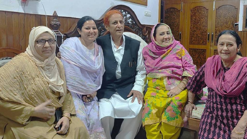 समाजवादी पार्टीचे ज्येष्ठ नेते आझम खान आणि त्यांचे कुटुंबीय (छायाचित्र सोशल मीडिया)