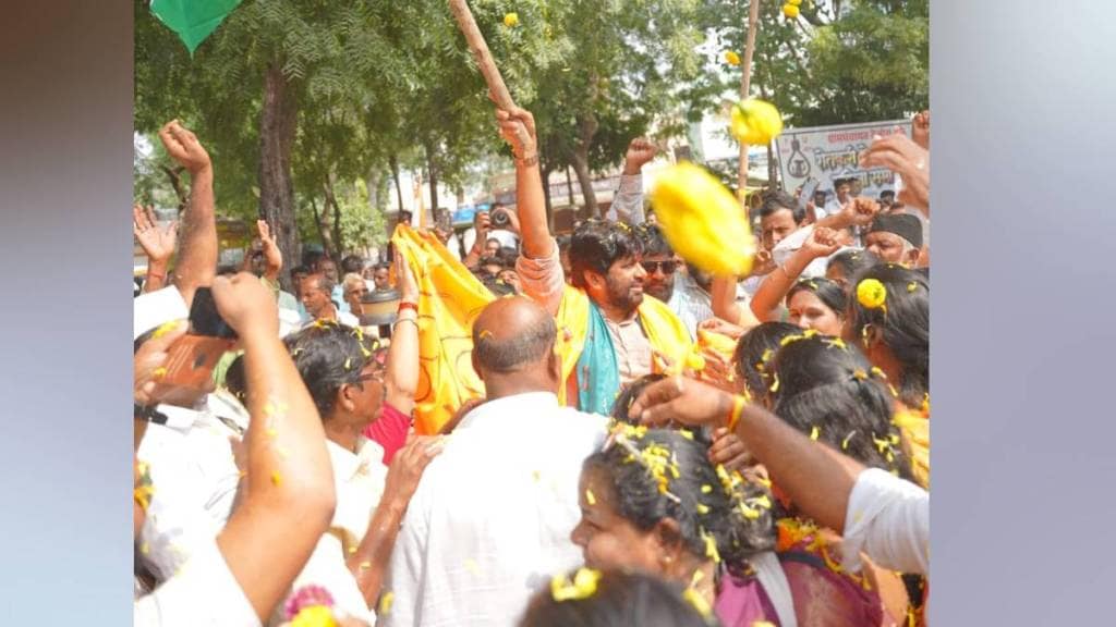 Tractor march led by MLA Bachchu Kadu leaves for Nagpur for farmers demands | VIDEO : “आंदोलनात गोळी चालली तर पहिली गोळी माझ्या छातीवर…”,बच्चू कडूंच्या नेतृत्वाखाली ट्रॅक्टर मोर्चा नागपूरकडे (लोकसत्ता टिम) Tractor march led by MLA Bachchu Kadu leaves for Nagpur for farmers demands | VIDEO : “आंदोलनात गोळी चालली तर पहिली गोळी माझ्या छातीवर…”,बच्चू कडूंच्या नेतृत्वाखाली ट्रॅक्टर मोर्चा नागपूरकडे (लोकसत्ता टिम)