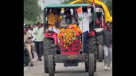 Bachchu Kadu on the steering wheel; Farmers' march reaches near Butibori Bachchu Kadu on the steering wheel; Farmers' march reaches near Butibori