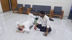 सत्ताधारी भाजप नेत्याचे मुख्य कार्यकारी अधिकाऱ्यांच्या दालनात आंदोलन… पथारी पसरून जाऊन आंदोलनाला सुरूवात केली