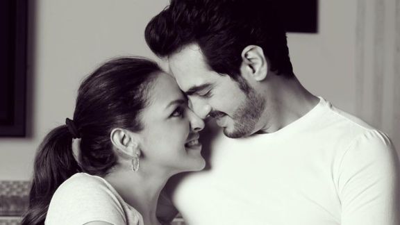bollywood actress isha deol and ex husband bharat takhtani reunite after separation shares photo as family sunday