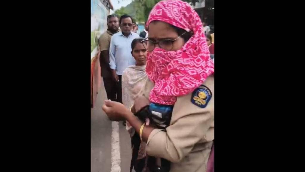 एसटीच्या महिला वाहकाने शालेय विद्यार्थिनीचे चक्क केस खेचले (छायाचित्र - लोकसत्ता टीम)