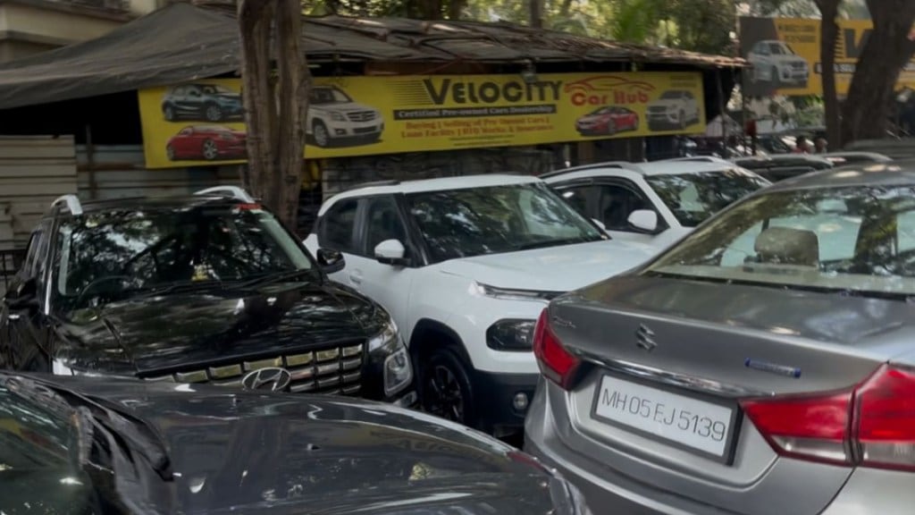Traffic jam due to four wheeler sales business in Bhayander