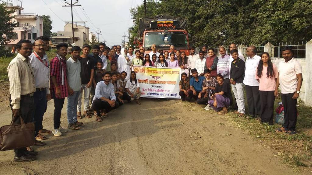 Students of Savitri Jyotirao Social Work College celebrate Diwali with flood victims in Marathwada Students of Savitri Jyotirao Social Work College celebrate Diwali with flood victims in Marathwada