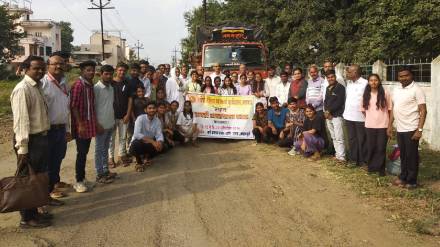 Students of Savitri Jyotirao Social Work College celebrate Diwali with flood victims in Marathwada