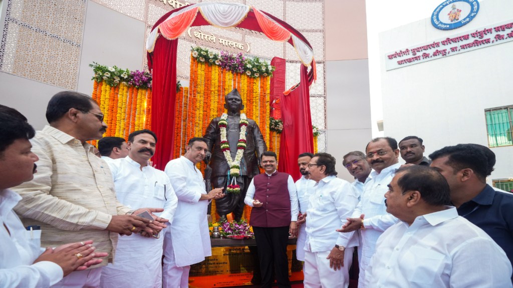 cm fadnavis unveils sudhakar paricharak statue pandharpur praises msrtc success political Social Power