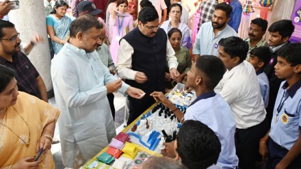 Hand to hand sale of items made by disabled people sangli news Hand to hand sale of items made by disabled people sangli news