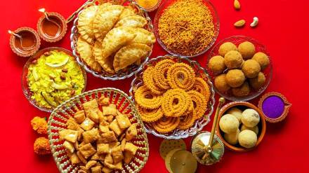 mahila bachat gat in Jalgaon earn more than one crore from selling snacks