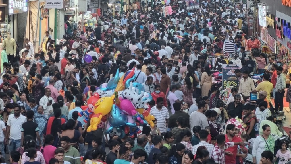 Citizens throng Thane market for Diwali shopping