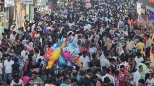 Citizens throng Thane market for Diwali shopping
