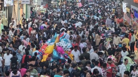 Citizens throng Thane market for Diwali shopping