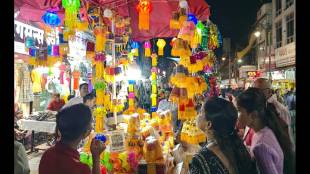 rush of buying various items for Diwali is seen in the markets in Kolhapur