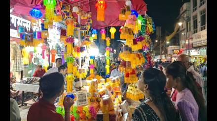 rush of buying various items for Diwali is seen in the markets in Kolhapur rush of buying various items for Diwali is seen in the markets in Kolhapur