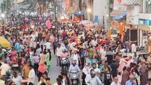 Attractive discounts announced on the occasion of Diwali 2025 Crowd of customers in the market