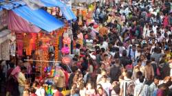 दादरमध्ये दिवाळीनिमित्त खरेदीसाठी ग्राहकांची झुंबड; रस्ते गर्दीने फुलल्यामुळे वाहतुककोंडीने नागरिक हैराण