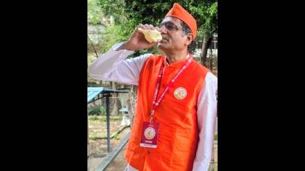Dr. Akshay Kulkarni playing the conch shell