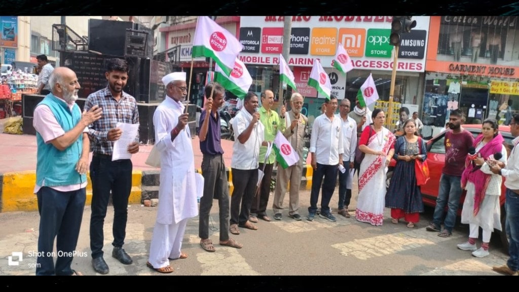 fake relief package protest by farmers in nagpur burn government order demand loan waiver