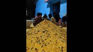 farmers maha elgar protest by cooking chiwda