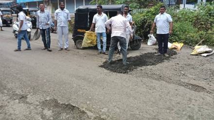 Palghar rickshaw pullers filled potholes on the road at their own expense