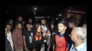 A young man who was swept away by a flood in the dark of night was helped by a tree, and was safely rescued after three hours