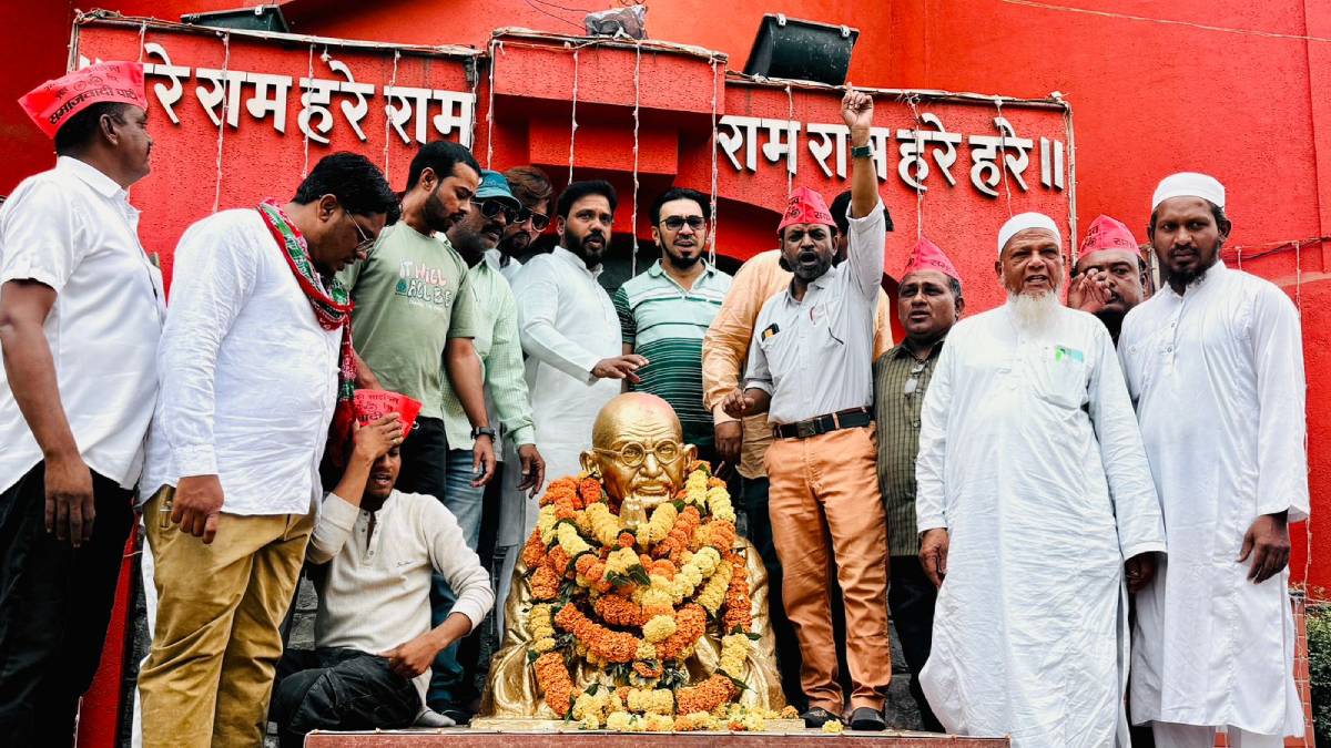 Samajwadi Party slogans against Nathuram Godse