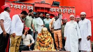Samajwadi Party slogans against Nathuram Godse