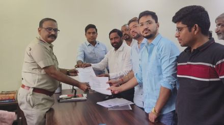 ghodbandar road potholes and traffic jam trigger citizen protest thane