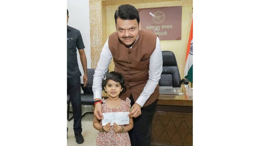 Four year old girl helps flood victims with cm Devendra Fadnavis