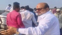 मंत्री गुलाबराव पाटील जेव्हा अपघातग्रस्त तरुणाच्या मदतीला धावतात…!