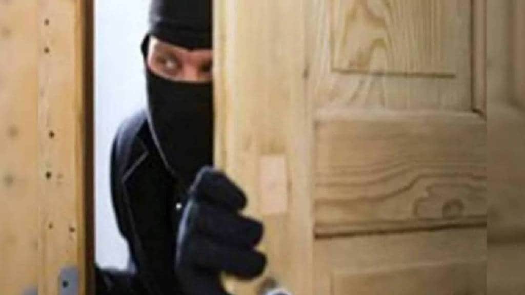 Thieves break into houses during Diwali