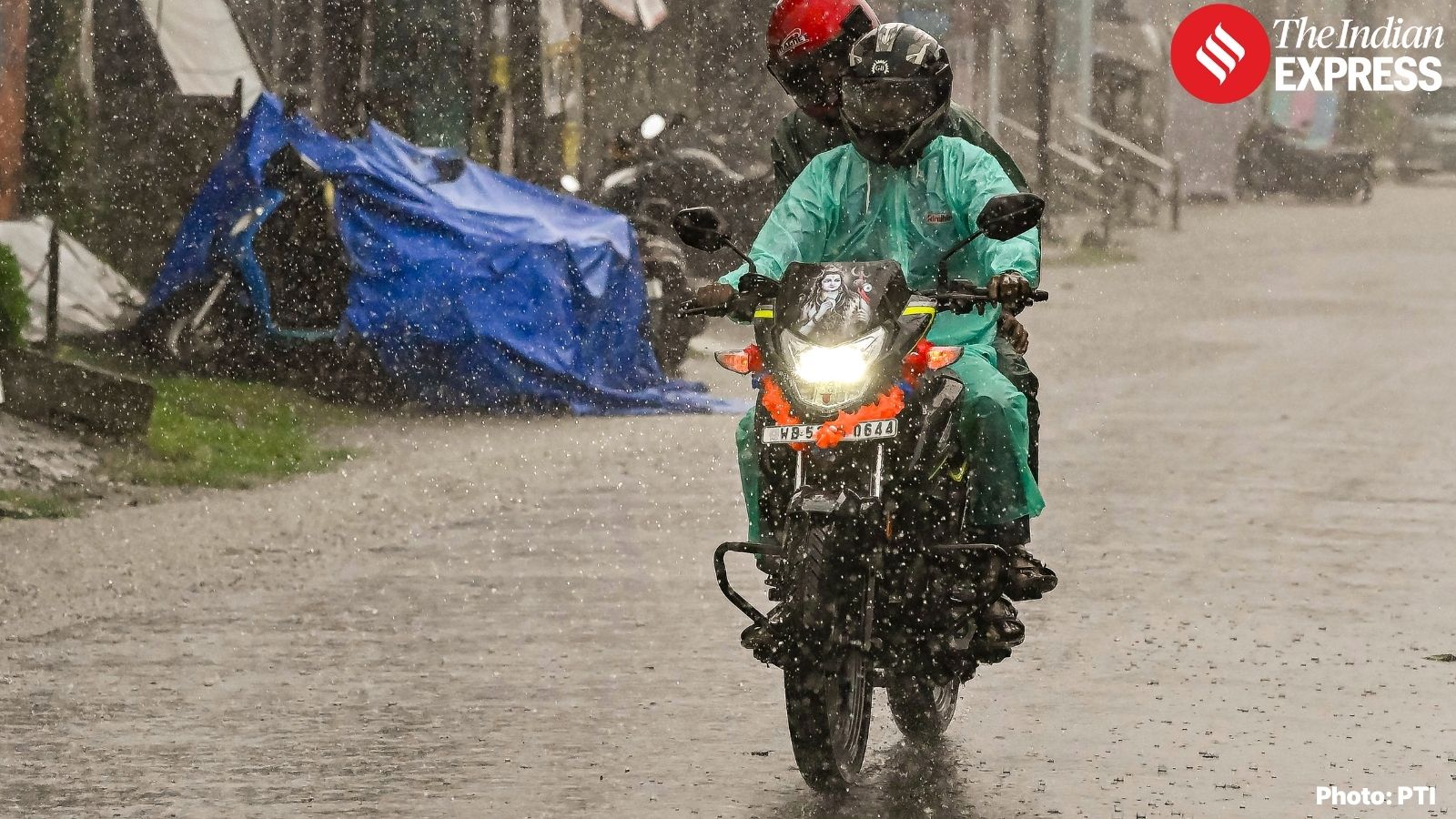 heavy rain and winds of up to 100 km/h as Montha crossed the coast