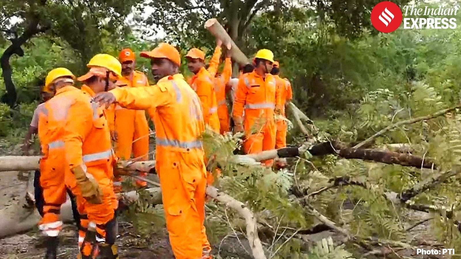 केंद्र आणि राज्य सरकारने बाधित समुदायांना मदत करण्यासाठी आणि त्यांचे पुनर्वसन करण्यासाठी राष्ट्रीय आपत्ती प्रतिसाद दलासह अनेक मदत आणि बचाव पथके पाठवली. (Source: Photo by PTI)
