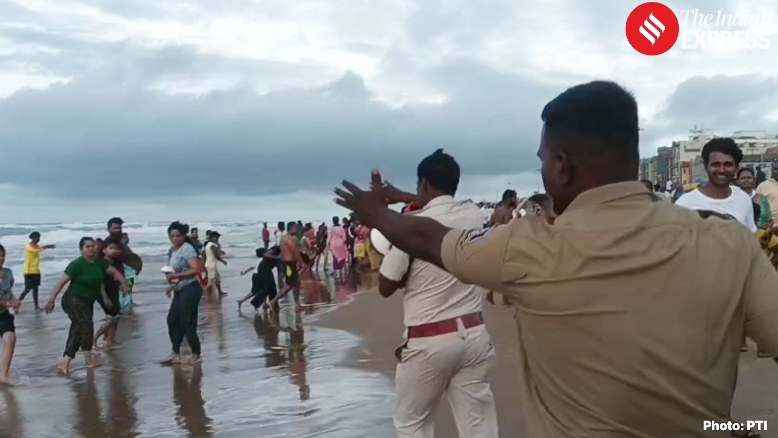 भूस्खलन होण्यापूर्वी अधिकाऱ्यांनी आंध्र प्रदेशच्या किनारपट्टी भागातील हजारो लोकांना सुरक्षित ठिकाणी हलवले. त्यांची व्यवस्था मदत शिबिरांमध्ये करण्यात आली आणि आपत्ती प्रतिसाद पथके तैनात केली. (Source: Photo by PTI)