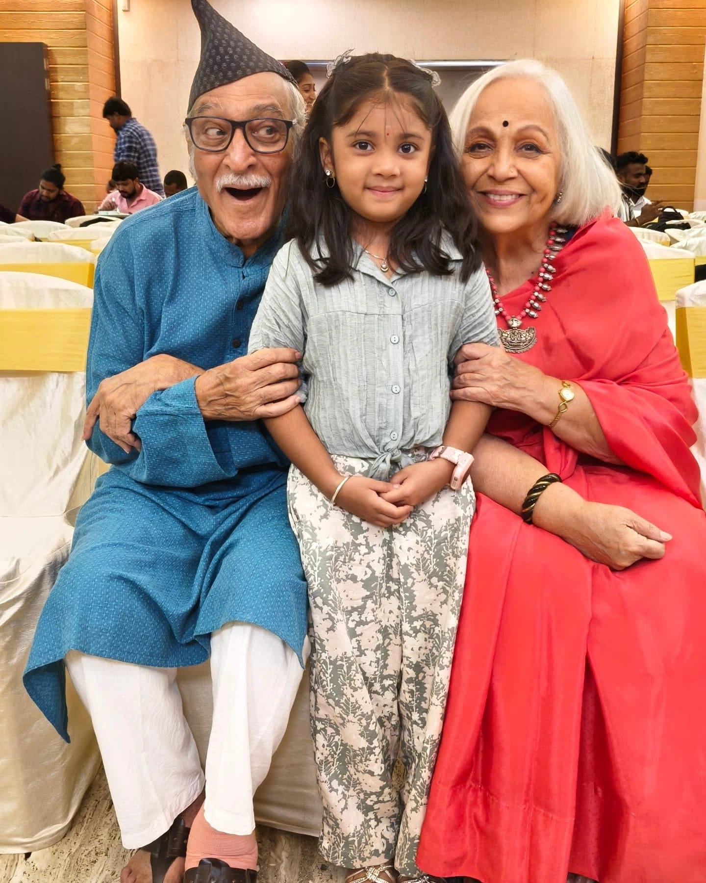 मोहन अगाशे त्रिशा ठोसर आणि रोहिणी हट्टंगडी