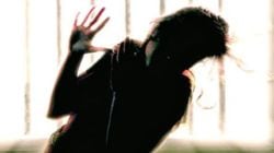 Crime News : धक्कादायक! २ पोलिसांचा तपासणीसाठी वाहन अडवून प्रवासी तरुणीवर बलात्कार; नातेवाईक महिलेसमोरच केलं दुष्कर्म