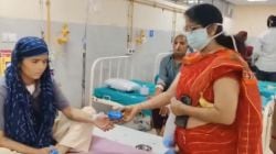 लाजिरवाणे! बिस्किटचा पुडा दिला, फोटोसाठी काढला अन्…; भाजपा कार्यकर्तीचा रुग्णालयातील Video व्हायरल