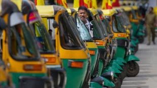 Bengaluru engineer post auto driver claims he owns 2 houses and earns Rs 2-3 lakh a month marathi news